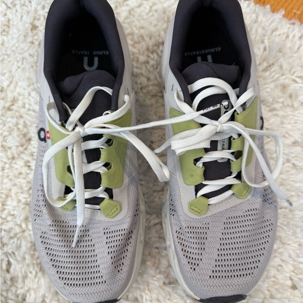 On Running Gray and White Cloudstratus 3 Sneakers